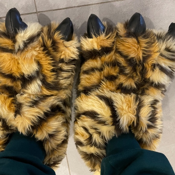 Tiger Stripe Claw Slipper - Picture 3 of 4